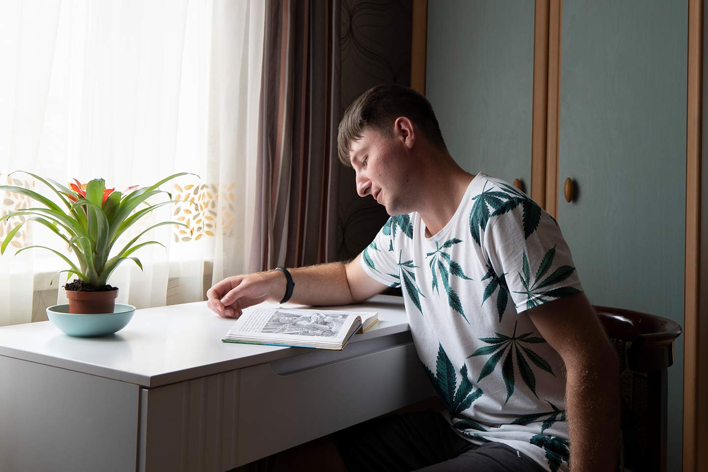«У нас було все: город, одяг, їжа. Ми дуже добре жили. А тепер у мене нічого нема, тільки він – мій внук»